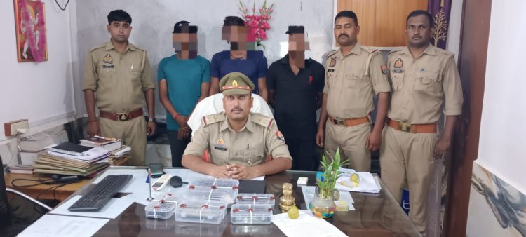 चोरी की मोटरसाइकिल और अवैध तमंचा के साथ तीन गिरफ्तार