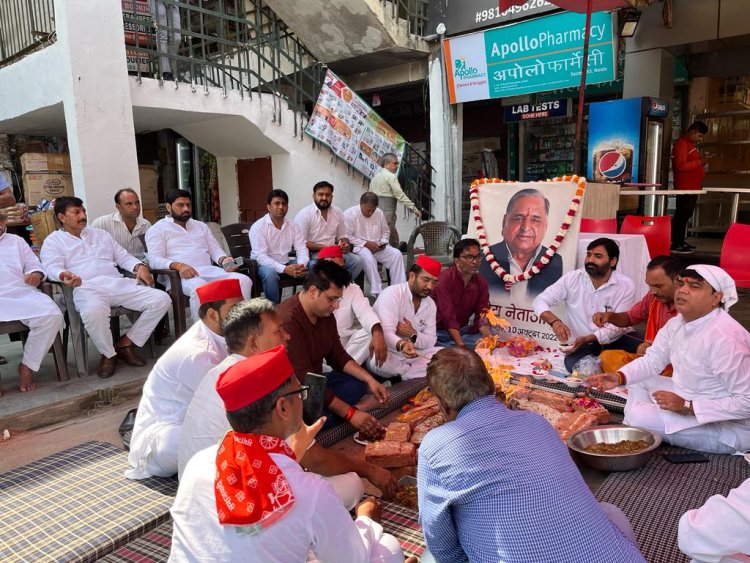 मुलायम सिंह यादव की पहली पुण्यतिथि पर सपा नोएडा महानगर ने दी श्रद्धांजलि किया हवन व शांति पाठ
