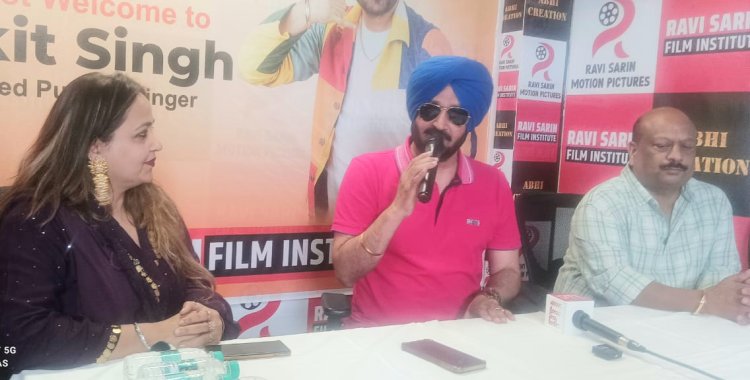 पंजाबी सिंगर मलकित सिंह ने अपना गाना 'मोबाइल' किया लॉन्च