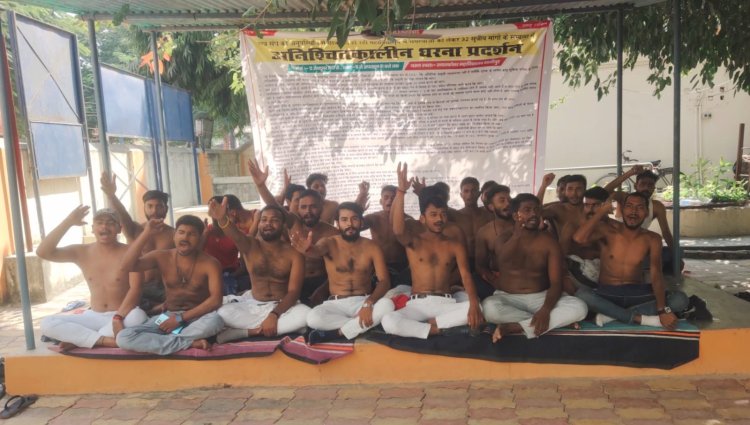 लाचार हुए  छात्रों ने अर्धनग्न होकर अपना विरोध किया दर्ज, सरकार को दिखाया आईना