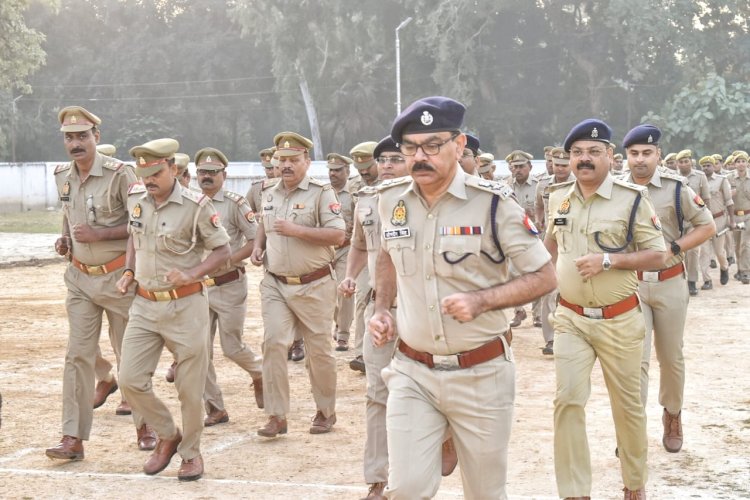 एसपी ने लिया परेड, पुलिस की गाड़ियों का किया निरीक्षण 