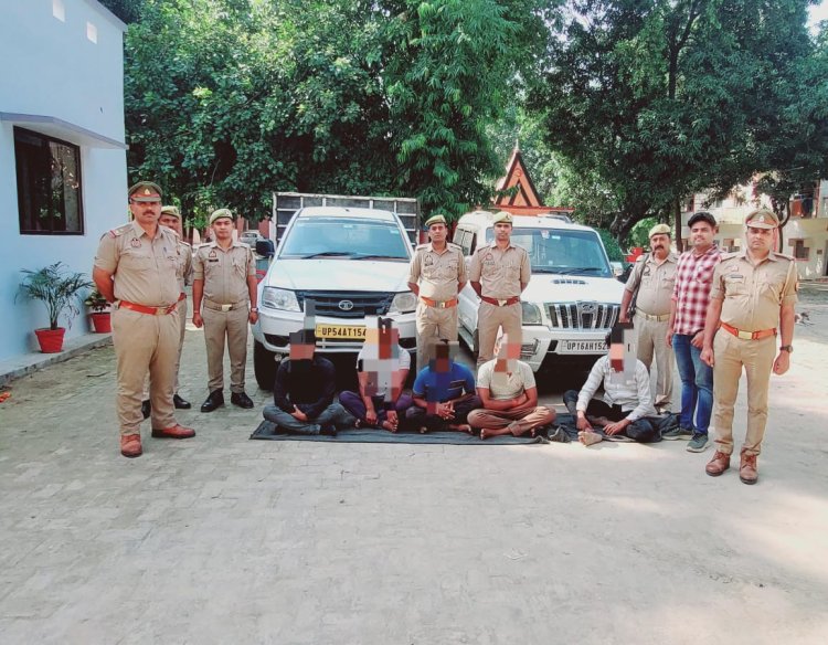 भारी मात्रा में गोवंश व चारपहिया वाहन के साथ पांच गिरफ्तार 
