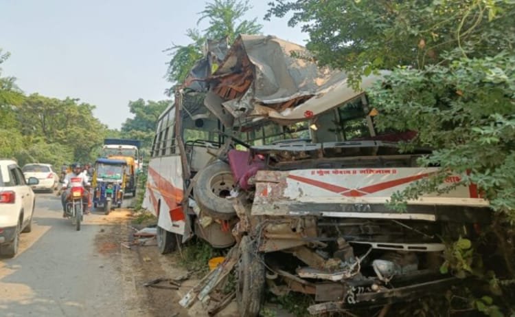 बस और ट्रक की हुई भिड़ंत, बस ड्राईवर की मौत खलासी घायल