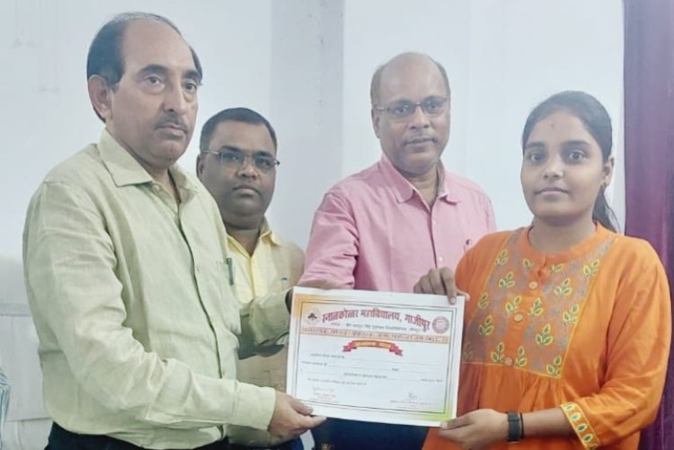 संस्थापक सचिव/प्रबंधक जन्मशताब्दी वर्ष समारोह पर छात्र - छात्राओं को वितरित किया गया प्रमाण-पत्र 