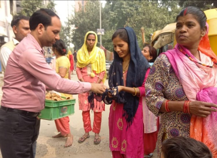 मिट्टी के दीये बांटकर की 'मेरी माटी-मेरा गौरव' अभियान की शुरुआत