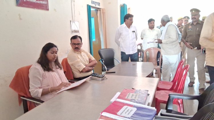 थाना दिवस पर अनुपस्थित लेखपालों का डीएम ने दिया वेतन रोकने का निर्देश 