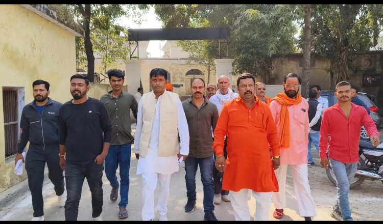 हनुमान मन्दिर को नगर पालिका ने बताया अतिक्रमण, सदर एस डी एम से मिले विहिप और बजरंग दल कार्यकर्ता