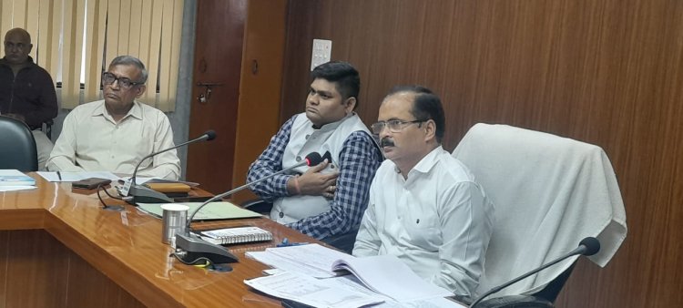 अपनी कार्यशैली में सुधार करें या कार्यवाही को तैयार रहे अधिकारी कर्मचारी सीडीओ ने चेताया