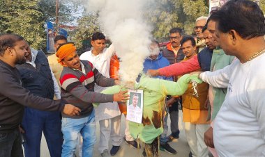 तृणमूल कांग्रेस सांसद कल्याण बनर्जी का भाजपाइयों ने फूंका पुतला