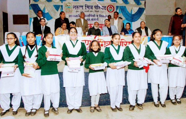 तरुण मित्र परिषद ने विद्यार्थियों को बाटी पाठ्य सामग्री एवं छात्रवृत्ति के चैक