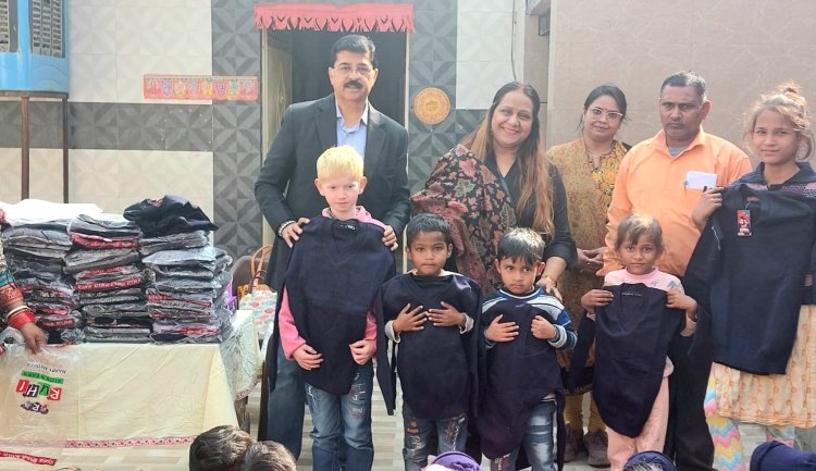 बी.एस. फाउंडेशन एवं नवरत्न फाउंडेशन ने बच्चों को किए स्वेटर वितरण