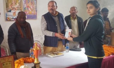 स्व राम अशीष आदर्श महाविद्यालय में स्मार्ट फ़ोन पाकर छात्र छात्राओं के खिले चेहरे