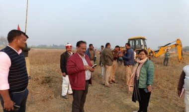 पुलिस बल की मौजूदगी में सुरु हुआ शमसान भूमि पर निर्माण कार्य, ग्राम प्रधान प्रतिनिधी और ग्रामीणों में ठनी 