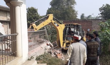 गोड़उर गांव पहुंचा बुलडोजर,  गड़ही की जमीन पर अवैध कब्जा हुआ खाली