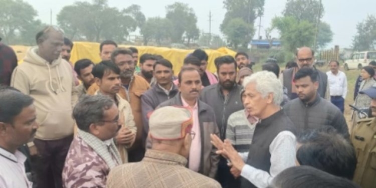 धान उत्पादक किसानों के बीच पहुंचे कलेक्टर दीपक सक्सेना