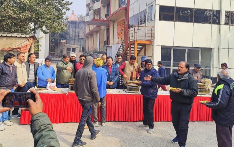 अग्रवाल मित्र मंडल ने किया मकर संक्रांति पर्व पर खिचड़ी प्रसाद वितरण