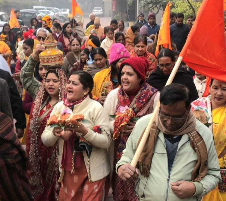 मयूर विहार मयूर कुँज के निवासियो ने निकाली कलश शोभा यात्रा
