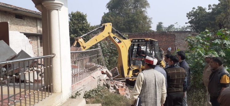 गोड़उर गांव पहुंचा बुलडोजर,  गड़ही की जमीन पर अवैध कब्जा हुआ खाली