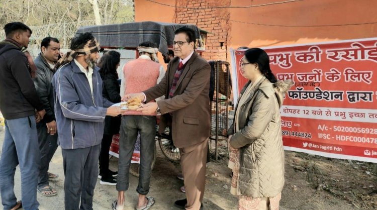 जरूरतमंद लोगों के लिए शुरू की गई निःशुल्क भोजन सेवा