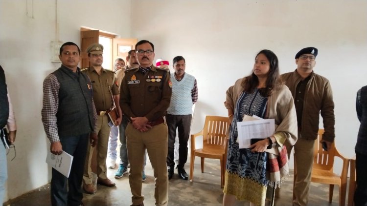 पुलिस भर्ती परीक्षा केंद्रों पर धमकी डीएम और एसपी ने किया निरीक्षण