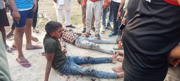 अनियंत्रित ट्रक के चपेट मे आने से मोटर साइकिल सवार दो घायल