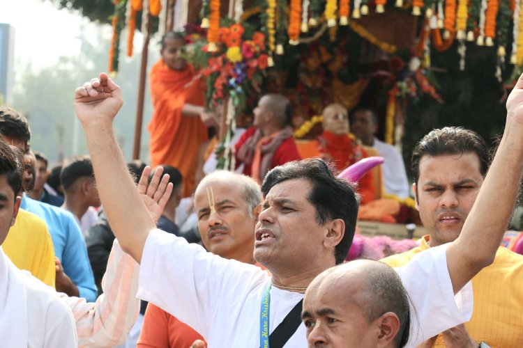 इस्कॉन नोएडा की दसवीं वर्षगांठ पर निकली शोभायात्रा, हजारों लोग हुए सम्मिलित