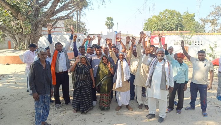 जांच टीम के सामने ही शिकायत कर्ताओं ने महिला ग्राम प्रधान सहित दो को पीटा, मुकदमा दर्ज़