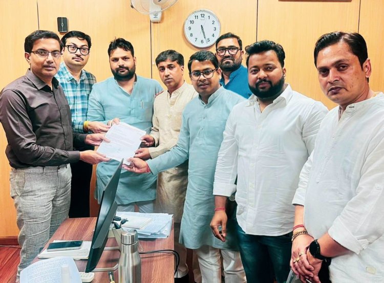 नोएडा सीईओ और एनडीएमआरएसी के एमडी लोकेश एम. को मेट्रो फीडर बस चलाने के लिए दिया ज्ञापन