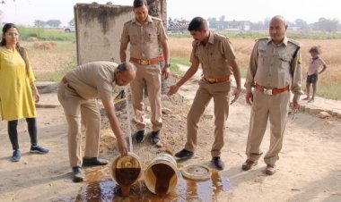 आबकारी निरीक्षक ने 35 लीटर कच्ची शराब को किया नष्ट
