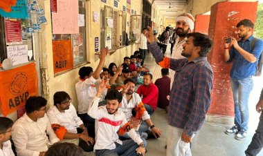 फीस वृद्धि, खराब इन्फ्रास्ट्रक्चर आदि समस्याओं को लेकर एबीवीपी का विरोध प्रदर्शन