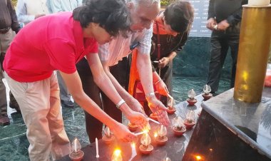 गौतम बुद्ध नगर के शहीदों के परिवार जनो ने स्मारक पर दी श्रद्धांजलि