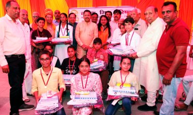 साधनहीन विद्यार्थियों को पाठ्य पुस्तकें, स्टेशनरी व छात्रवृत्तियां वितरित की गईं