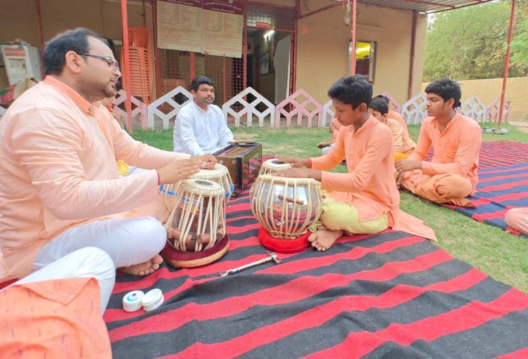 महिर्षि पाणिनि गुरुकुल के बटुकों ने संगीत की बारीकियों को जाना