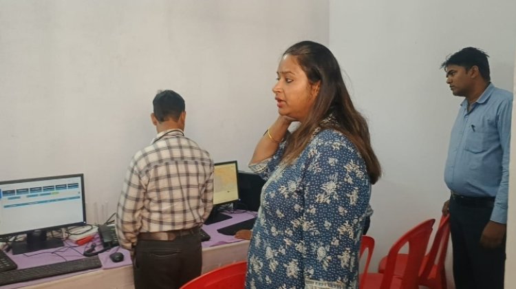 निर्वाचन कार्यालय पहुंचीं डीएम ने दिया शख्त निर्देश, शोसल मिडिया पर होगी नजर