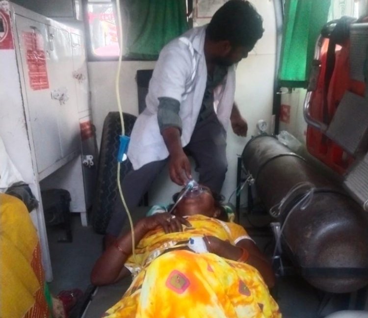 चलती हुई बाइक से गिरी महिला को 108 एम्बुलेंस के कर्मचारियों द्वारा बचाई गई जान