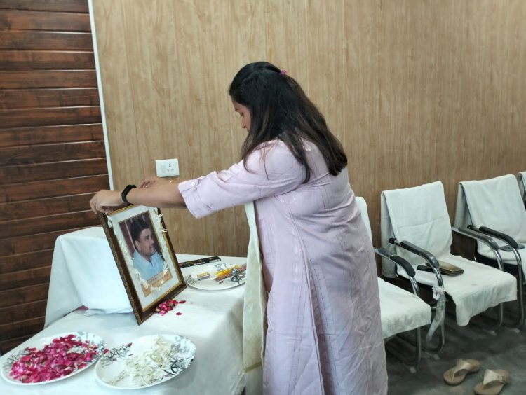 अधिशासी अधिकारी के आकस्मिक निधन पर डीएम ने दिया श्रद्धांजलि