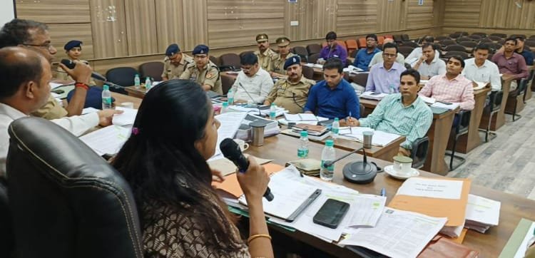 निर्वाचन आयोग की गाईड लाईन के अनुसार कार्य करें अधिकारी - डीएम 