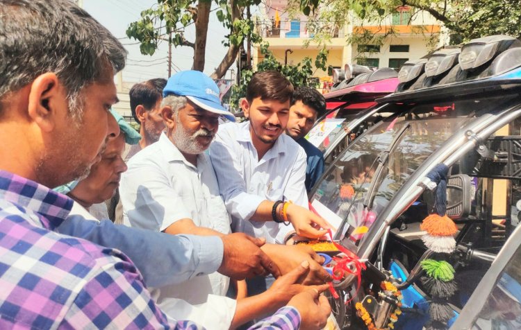 चैलेंजर्स ग्रुप ने मतदाता वाहन लॉन्च कर मनाया 7वां  स्थापना दिवस