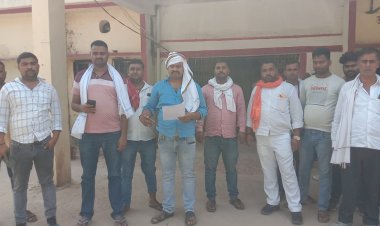 अरे वाह ओवर लोड ट्रकों के खिलाफ ट्रक मालिकों ने एसडीएम को सौंपा पत्रक