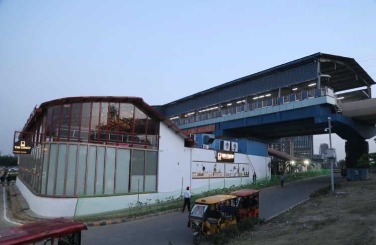 एनएमआरसी नेटवर्क में सेक्टर 137 मेट्रो स्टेशन पर रेस्तरां के रूप में व्यावसायिक उपयोग के लिए मॉक-अप मेट्रो ट्रेन-कोच