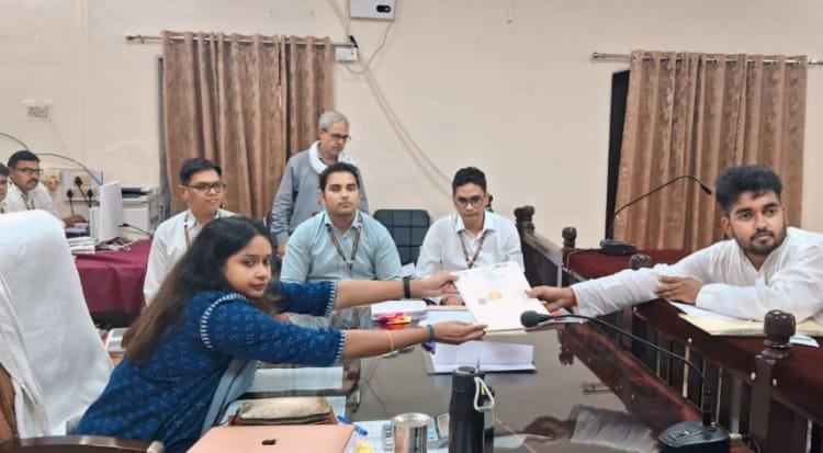 तीसरे दिन चार प्रत्याशियों ने खरीदा पर्चा, दो ने किया नामांकन दाखिल