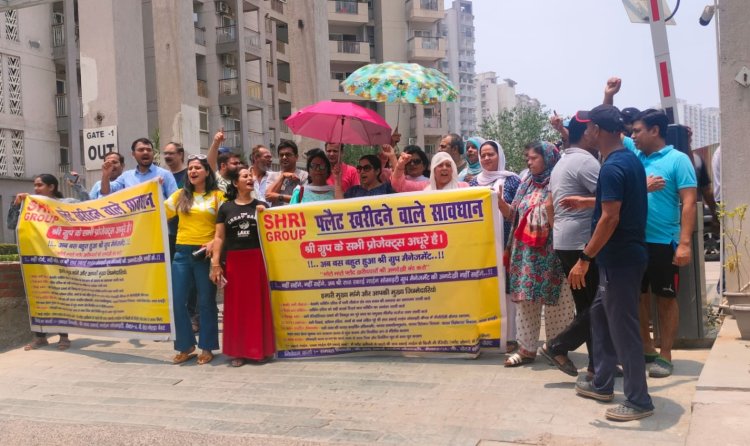 श्री राधा स्काई गार्डन सोसाइटी निवासियों ने तीसरे सप्ताह भी चिलचिलाती धूप में बिल्डर की नाजायज लूट, मूलभूत सुविधाओं को पूरा ना करने एवं करोड़ो के घोटाले के खिलाफ मोर्चा खोला