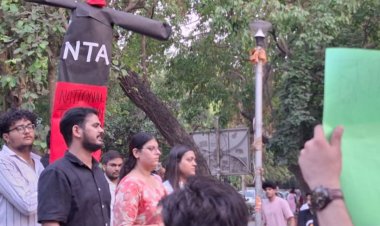 एबीवीपी ने दिल्ली विश्वविद्यालय में एनटीए का पुतला फूंका