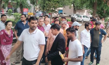 बिल्डर की शिकायत पर बिसरख पुलिस ने मेंटेनेंस मैनेजर को पकड़ा, निवासियों के विरोध पर छोड़ा