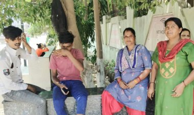 देविका गोल्ड होम्स में वेतन ना मिलने से सफाई कर्मी फिर हड़ताल पर 