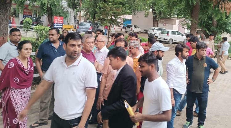 बिल्डर की शिकायत पर बिसरख पुलिस ने मेंटेनेंस मैनेजर को पकड़ा, निवासियों के विरोध पर छोड़ा
