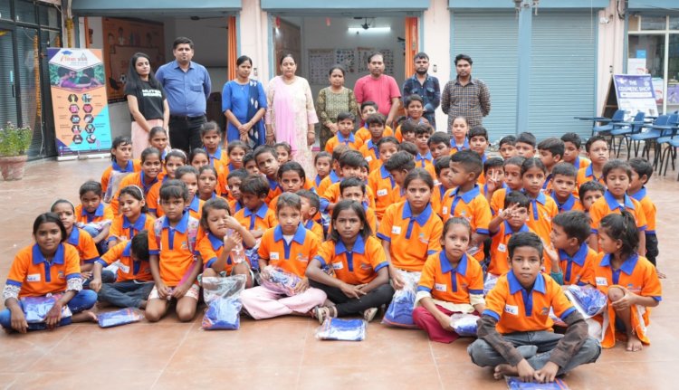 शिक्षा प्रथम सेंटर पर 70 बच्चों को दी गई यूनिफार्म