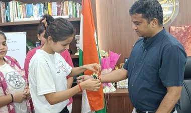 युवा शक्ति ने दिया स्वदेशी को बढ़ावा, जिलाधिकारी को बांधी राखी