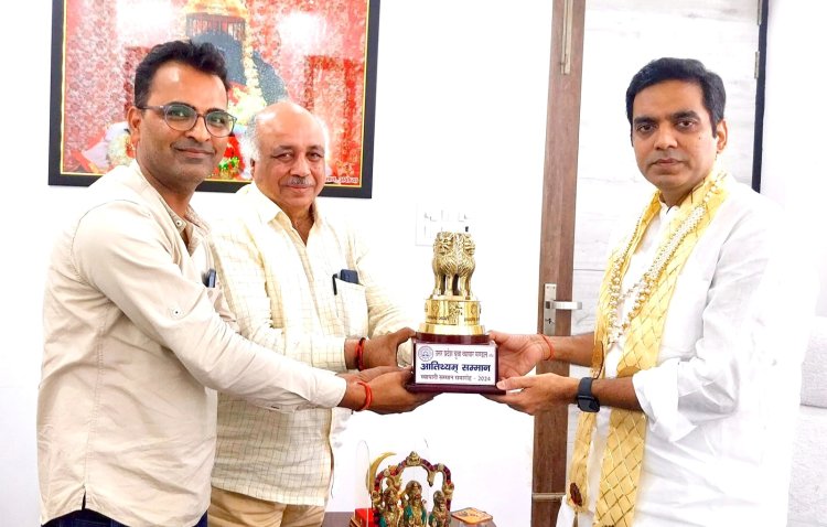 विधायक पंकज सिंह ने उ. प्र.युवा व्यापार मंडल की टीम को दी बधाई