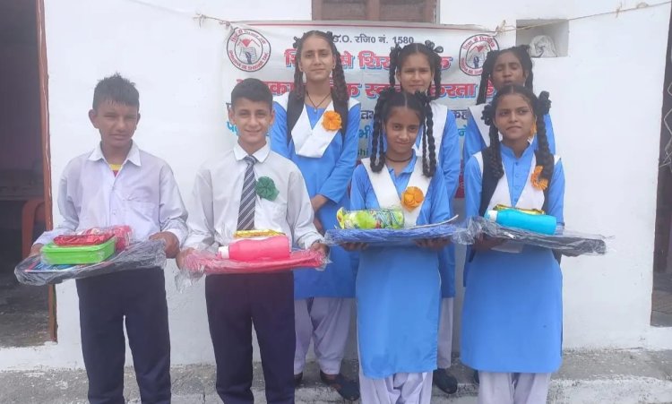 कंडुली गांव के विद्यार्थियों को फर्नीचर के साथ पठन पाठन की वितरित